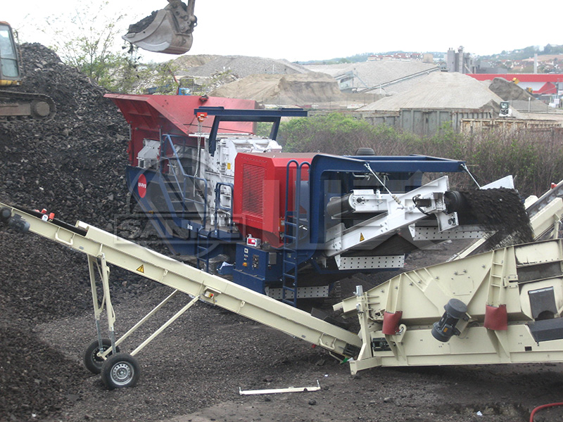 履帶式移動破碎機對比輪胎式移動破碎機有什么優(yōu)勢？