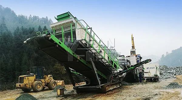 時(shí)產(chǎn)值近600萬(wàn)！山美移動(dòng)式破碎篩分一體站助力江蘇高碳鉻鐵礦破碎項(xiàng)目建設(shè)