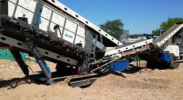 時(shí)產(chǎn)值近600萬(wàn)！山美移動(dòng)式破碎篩分一體站助力江蘇高碳鉻鐵礦破碎項(xiàng)目建設(shè)